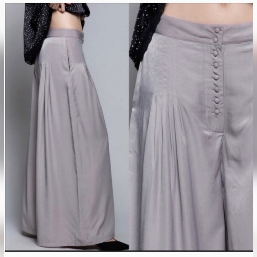 POL Wide-Leg Pleated Satin Pants in Light Gray